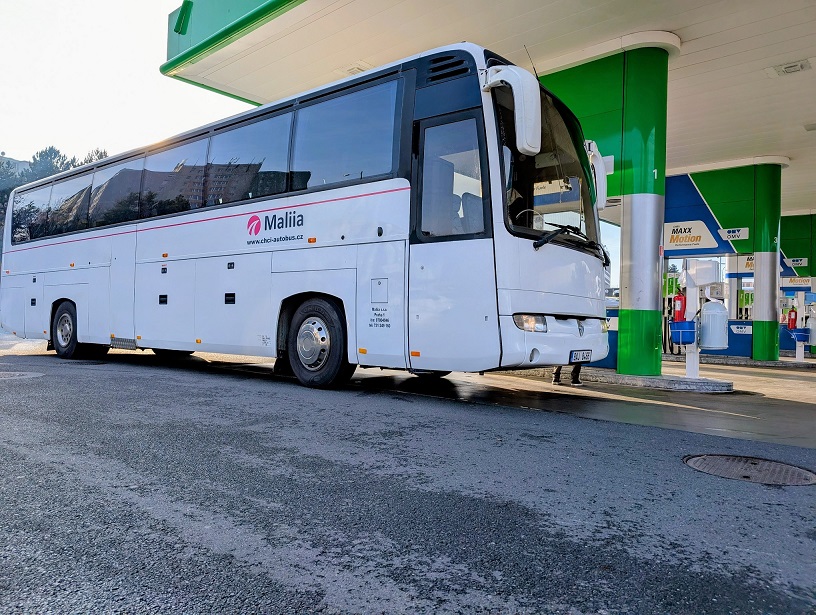 Autobus Maliia u čerpací stanice